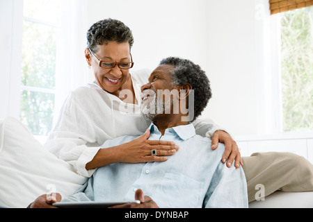 Senior couple relaxing in living room Banque D'Images