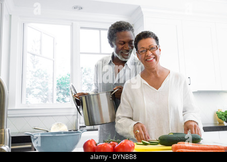 Senior couple cooking in kitchen Banque D'Images