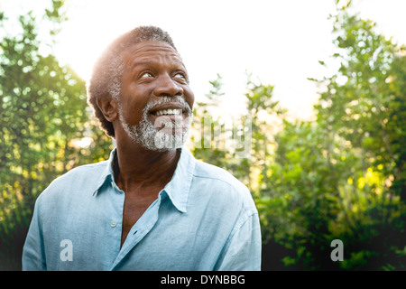 Senior man smiling outdoors Banque D'Images