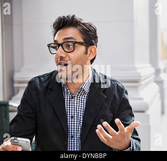 Man talking at sidewalk cafe Banque D'Images