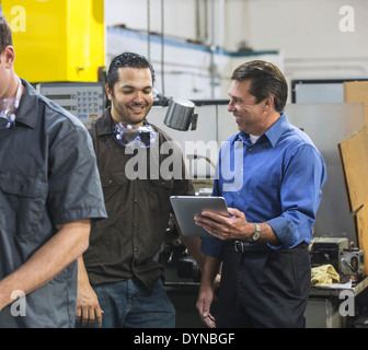 Travailleur et manager using digital tablet in warehouse Banque D'Images