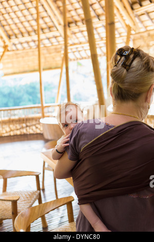 Caucasian mother carrying baby boy on patio Banque D'Images