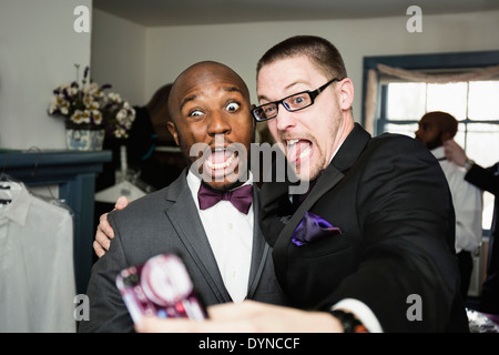 Groom et groomsman prenant silly self-portrait Banque D'Images