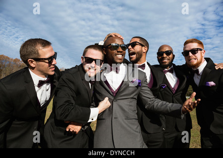 Marié et garçons d'posant pour les photos de mariage Banque D'Images