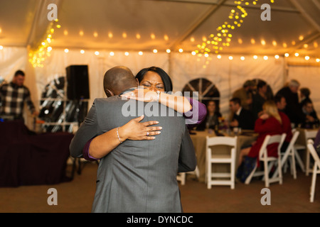 Groom dancing avec la mère à la réception Banque D'Images