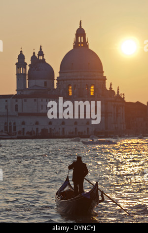 Man rowing gondola sur Canal, Venice, Veneto, Italie Banque D'Images