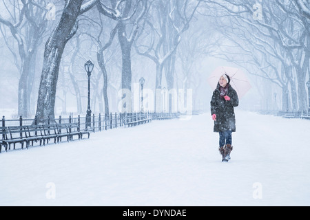 Asian woman walking in park Banque D'Images