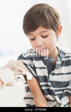 Hispanic boy getting a tourné au cabinet du médecin Banque D'Images