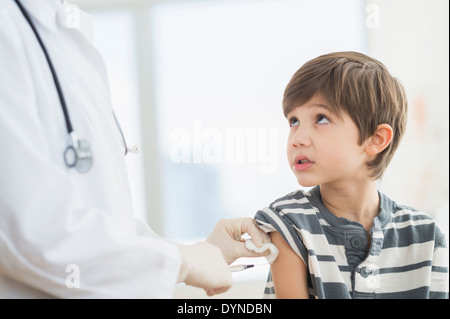 Hispanic boy getting a tourné au cabinet du médecin Banque D'Images