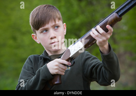 Un jeune garçon dans la campagne anglaise avec un fusil Banque D'Images