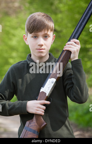 Un jeune garçon dans la campagne anglaise avec un fusil Banque D'Images