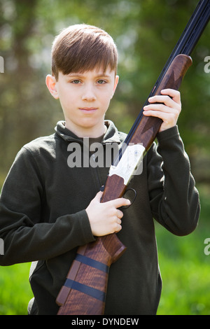 Un jeune garçon dans la campagne anglaise avec un fusil Banque D'Images