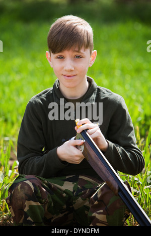 Un jeune garçon dans la campagne anglaise avec un fusil Banque D'Images