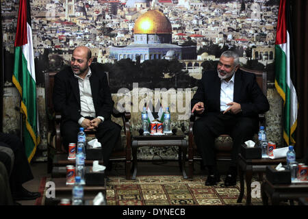 Gaza, Territoires palestiniens. Apr 21, 2014. Le premier ministre du Hamas dans la bande de Gaza Ismail Haniya vagues du Hamas à l'extérieur de son bureau dans la ville de Gaza, comme il attend pour saluer le Hamas leader adjoint Musa Abu Marzuk, le 21 avril 2014. Musa Abu Marzuk, un dirigeant du Hamas et le chef de délégation pour la réconciliation avec le Fatah est arrivé à la bande de Gaza par le point de passage de Rafah, à participer à la concertation prévue cette semaine à Gaza avec une délégation de l'Organisation de libération de la Palestine. Credit : Majdi Fathi/NurPhoto ZUMAPRESS.com/Alamy/Live News Banque D'Images