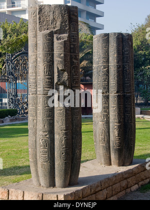 Musée égyptien du Caire.Deux colonnes dans la cour intérieure avec des cartouches du Roi Merenptah. Banque D'Images