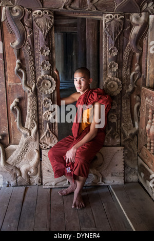 Jeune moine dans un temple en bois Yangon Myanmar Birmanie Banque D'Images