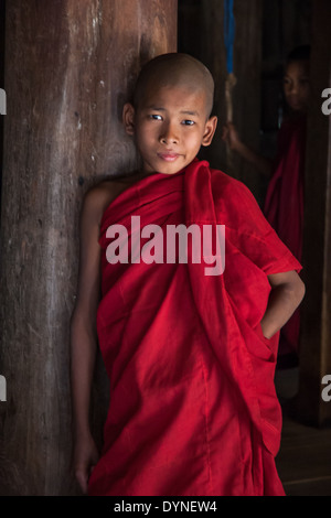 Jeune moine dans un temple en bois Yangon Myanmar Birmanie Banque D'Images