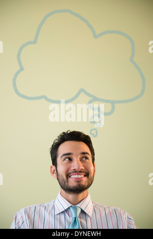 Mixed Race businessman avec bulle pensée Banque D'Images