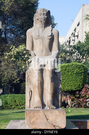 Musée égyptien du Caire.Une statue du roi Ramsès II (1303-1202 av. XIX° dyn.) dans la cour du Musée. Banque D'Images