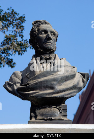 Musée égyptien du Caire.UNE statue en bronze de l'égyptologue italien Ippolito Rosellini dans la cour du Musée. Banque D'Images