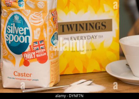 Cuillère en argent et de thé Twinings, deux marques bien connues d'AB Foods Banque D'Images