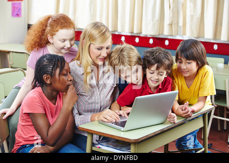 L'apprentissage des élèves avec l'ordinateur portable dans la classe de l'école élémentaire Banque D'Images