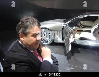 Beijing, Chine. Apr 23, 2014. Le ministre allemand des affaires économiques et de l'énergie Sigmar Gabriel (SPD) ressemble à un concept car pour un complexe 'BMW série 9' des voitures de luxe pendant une tournée à travers l'exposition automobile internationale de Beijing 2014 à Beijing, Chine, 23 avril 2014. Photo : TIM BRAUNE/dpa/Alamy Live News Banque D'Images