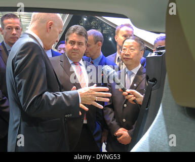 Beijing, Chine. Apr 23, 2014. Chef de BMW en Chine, Karsten Engel (L) indique le ministre allemand des affaires économiques et de l'énergie Sigmar Gabriel (SPD), C) et vice-ministre chinois de l'industrie et de la technologie de l'information, Su Bo (R) La voiture électrique i3 lors d'une tournée à travers l'exposition automobile internationale de Beijing 2014 à Beijing, Chine, 23 avril 2014. Photo : TIM BRAUNE/dpa/Alamy Live News Banque D'Images