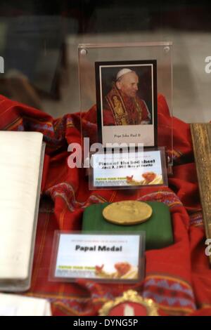 Manille, Philippines - La médaille personnelle a été utilisé par le Bienheureux Jean Paul II à la zone d'activité de Gateway Mall au centre Araneta, Cubao Quezon City. La canonisation du bienheureux Jean-Paul II sera le dimanche 27 avril 2014 dans la Cité du Vatican (Photo par Gregorio B. Dantes Jr. / Pacific Press) Banque D'Images