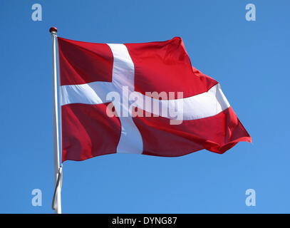 Copenhague, Danemark. Apr 19, 2014. Le drapeau national du Danemark qui oscille au vent à Copenhague, Danemark, 19 avril 2014. Photo : Nicole Becker /ZB - AUCUN SERVICE DE FIL/KEIN BILDFUNK-/dpa/Alamy Live News Banque D'Images