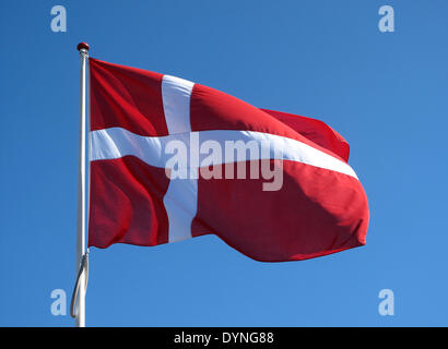 Copenhague, Danemark. Apr 19, 2014. Le drapeau national du Danemark qui oscille au vent à Copenhague, Danemark, 19 avril 2014. Photo : Nicole Becker /ZB - AUCUN SERVICE DE FIL/KEIN BILDFUNK-/dpa/Alamy Live News Banque D'Images