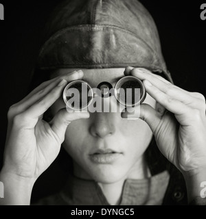 Style rétro nostalgique portrait de femme sérieuse avec des jumelles Banque D'Images