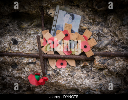 Mémorial à un soldat britannique WW1 sur un bunker à Colline 60, Ypres. Banque D'Images