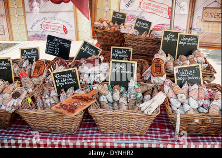 Sélection de salami sur un étal de marché à Moelan-Sur-Mer, Bretagne France Banque D'Images