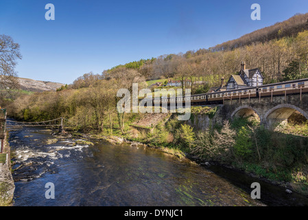 Rivière Dee à Berwyn, près de Llangollen Denbighshire dans le Nord du Pays de Galles sur le patrimoine ferroviaire. Banque D'Images