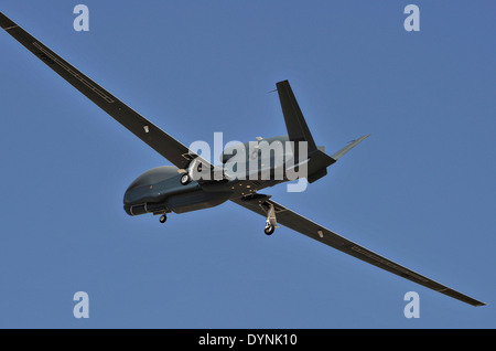 La société Northrop Grumman RQ-4B Système de drones Global Hawk pendant les essais en vol le 21 juillet 2008 à Edwards Air Force Base, en Californie. Banque D'Images