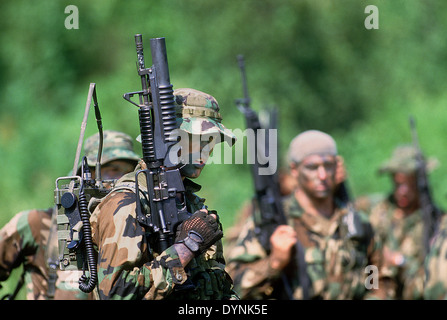 US Navy Sea-Air-Land SEAL team commandos armés de fusils d'assaut Colt Commando équipé d'un lance-grenades M-203 au cours de la formation de guerre tactique, 1 août 1987. Banque D'Images