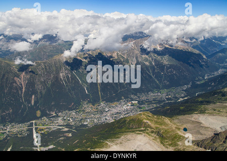 Vallée de Chamonix depuis le sommet de l'Aiguille du Midi, Alpes Françaises. Banque D'Images