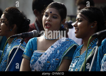 Dhaka, Bangladesh. Apr 20, 2014. Des milliers de chrétiens, dont beaucoup de catholiques, priaient et chantaient ensemble à un service de prière œcuménique Easter sunrise en face de l'édifice du parlement national du Bangladesh à Dhaka tôt le matin du dimanche de Pâques. © Zakir Hossain Chowdhury/NurPhoto ZUMAPRESS.com/Alamy/Live News Banque D'Images