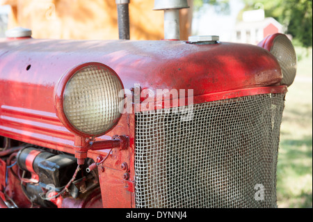 Avant de vieux tracteur rouge close up Upper Marlboro MD Banque D'Images