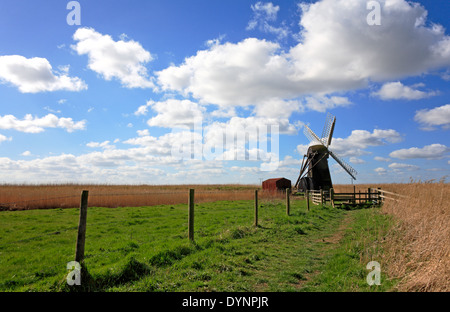 Vue d'Herringfleet Smock Mill de drainage sur les marais à Herringfleet, Suffolk, Angleterre, Royaume-Uni. Banque D'Images