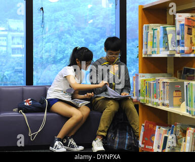 Hong Kong, Chine. Apr 23, 2014. Les résidents de lire des livres à la bibliothèque centrale de Hong Kong à Hong Kong, Chine du sud, le 23 avril 2014. L'occasion de la Journée mondiale du livre tombe le 23 avril, visant à promouvoir la lecture, et de stimuler l'industrie éditoriale et la protection de la propriété intellectuelle par le droit d'auteur. © Wong Pun Keung/Xinhua/Alamy Live News Banque D'Images