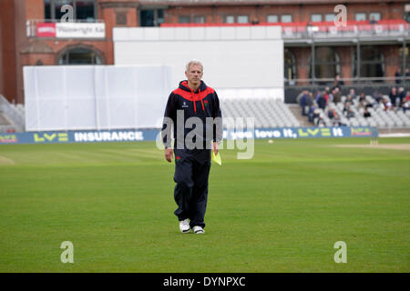 Manchester, UK. Apr 23, 2014. Peter Moores, l'entraîneur-chef à Lancashire County Cricket Club marche à travers le sol le matin du dernier jour du match contre Warwickshire avant de prendre son nouveau poste de manager de l'équipe de cricket de l'Angleterre. Peter Moores Dernier Match comme entraîneur de Manchester, Lancashire, UK 23 avril 2014 Crédit : John Fryer/Alamy Live News Banque D'Images