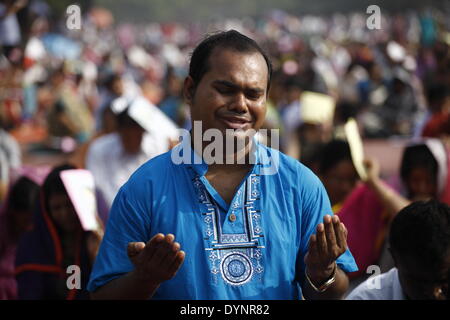 Dhaka, Bangladesh. Apr 20, 2014. Des milliers de chrétiens, dont beaucoup de catholiques, priaient et chantaient ensemble à un service de prière œcuménique Easter sunrise en face de l'édifice du parlement national du Bangladesh à Dhaka tôt le matin du dimanche de Pâques. © Zakir Hossain Chowdhury/NurPhoto ZUMAPRESS.com/Alamy/Live News Banque D'Images