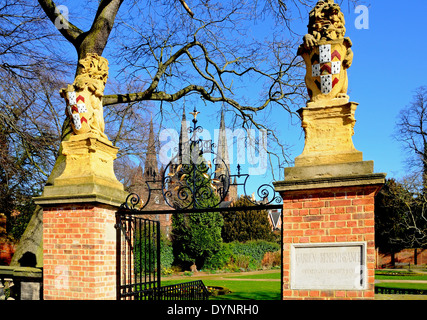 Entrée du jardin du souvenir à la cathédrale à l'arrière, à Lichfield, Staffordshire, Angleterre, Royaume-Uni, Europe de l'ouest. Banque D'Images