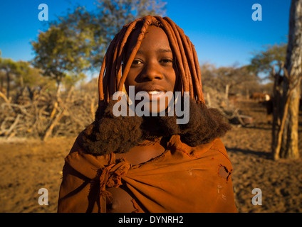 Jeune femme Himba, Karihona Kasweet appelé Village, zone de Ruacana, Namibie Banque D'Images