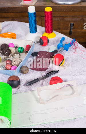 Nature morte avec objets nécessaires pour craft taditional balles de pelote basque Banque D'Images