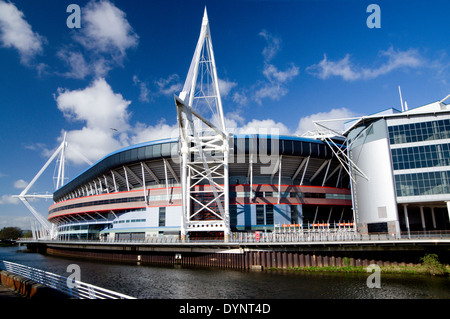 Millennium Stadium et de la rivière Taff, Cardiff, Pays de Galles. Banque D'Images