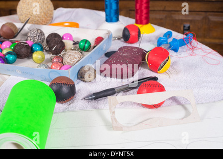 Nature morte avec objets nécessaires pour craft balles de pelote basque traditionnel Banque D'Images