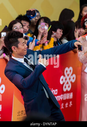 Beijing, Chine. Apr 23, 2014. Acteur Xia Yu pose au tapis rouge lors de la cérémonie de clôture du 4e Festival International du Film de Beijing à Beijing, capitale de Chine, le 23 avril 2014. © Zhang Yu/Xinhua/Alamy Live News Banque D'Images